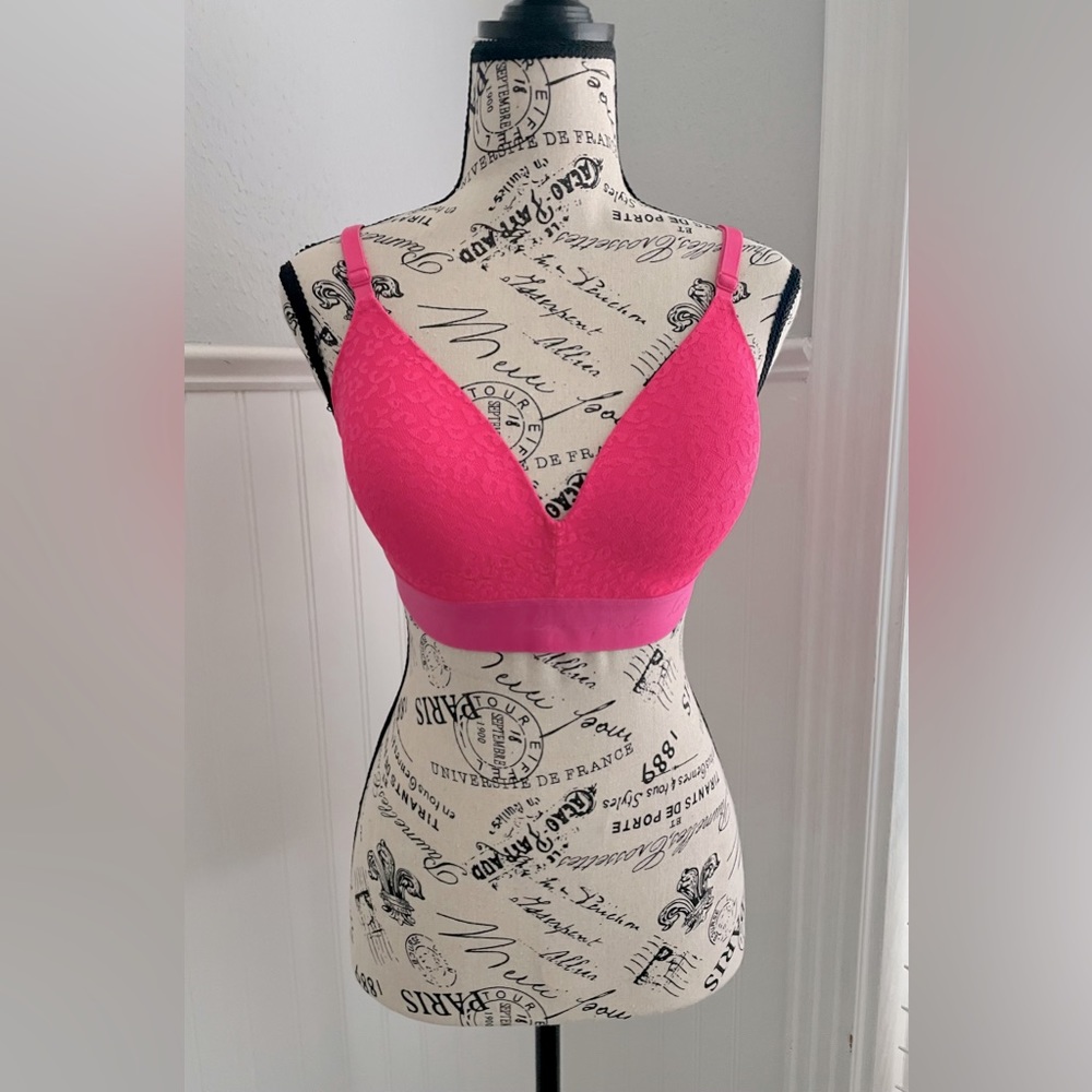 Victoria Secret NWT Wear Everywhere Wireless Lightly Lined Pink Bra